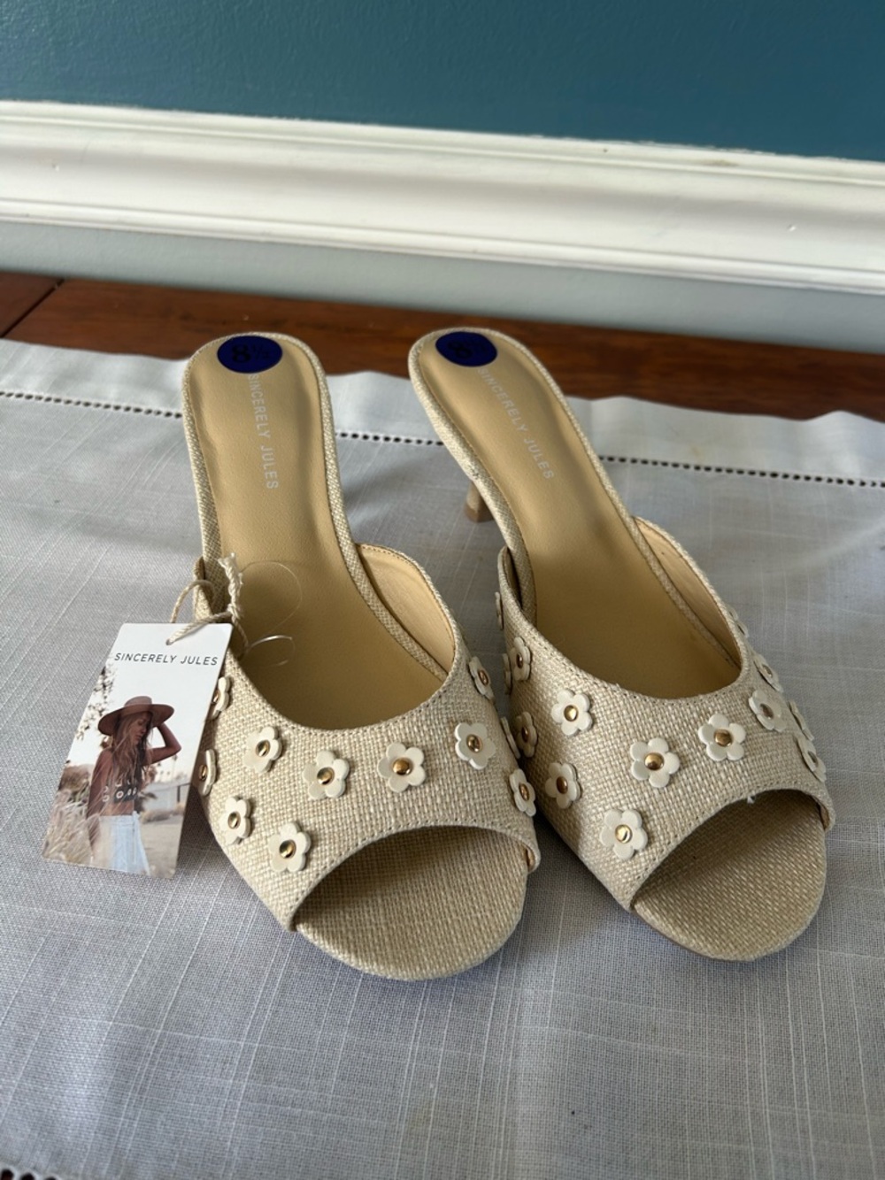 NWT Sincerely  Jules Cream Floral Appliqué Open- kitten heels